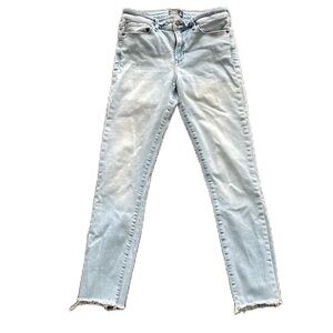Sz28 Abercrombie & Fitch Harper Low Rise Ankle Frayed Hem light Wash GUC